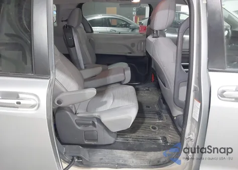 2021 Toyota Sienna Le z USA, uszkodzony, nr VIN 5TDKSKFC8MS036800